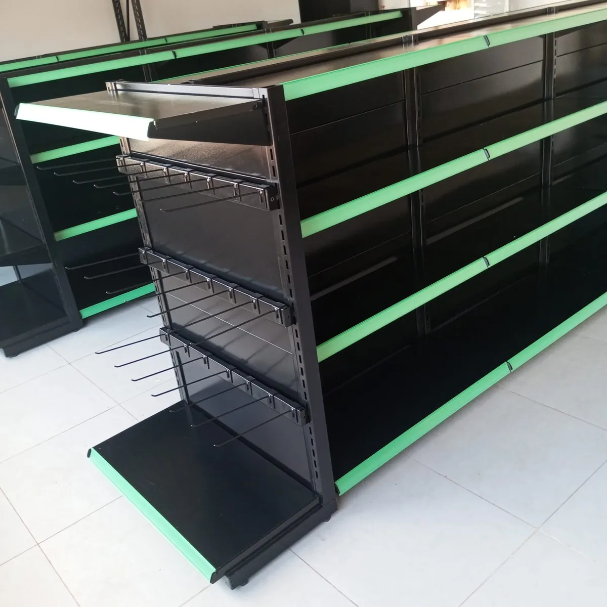 Comparação entre diferentes materiais de gôndolas