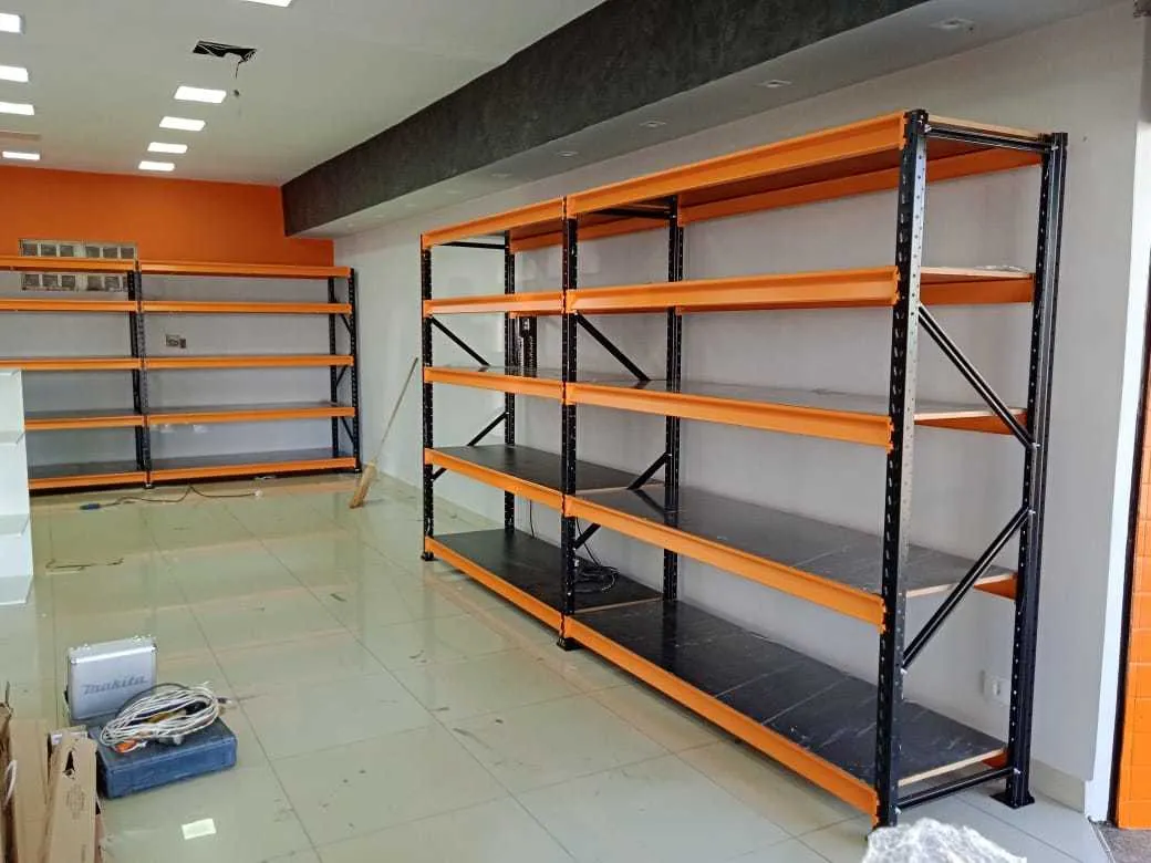 Equipamentos comerciais com diferentes cores estratégicas