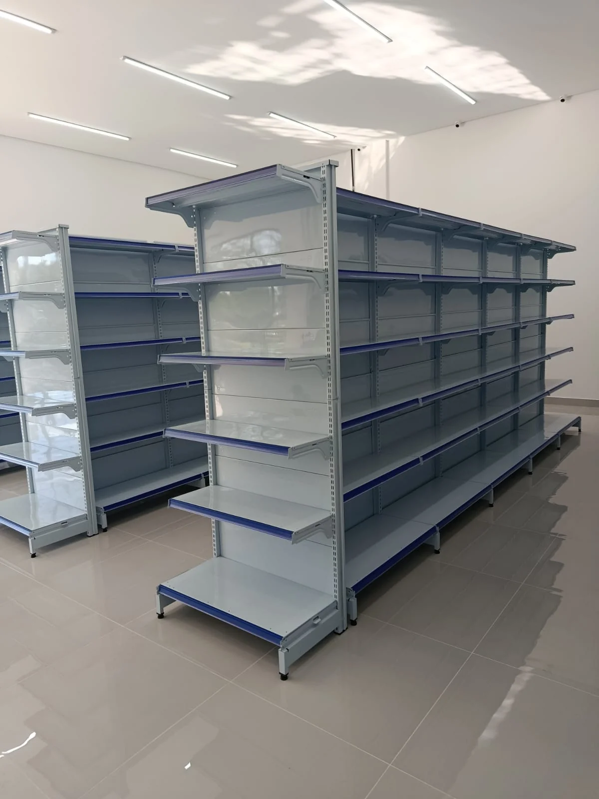 Gôndola central organizada com planograma profissional em supermercado