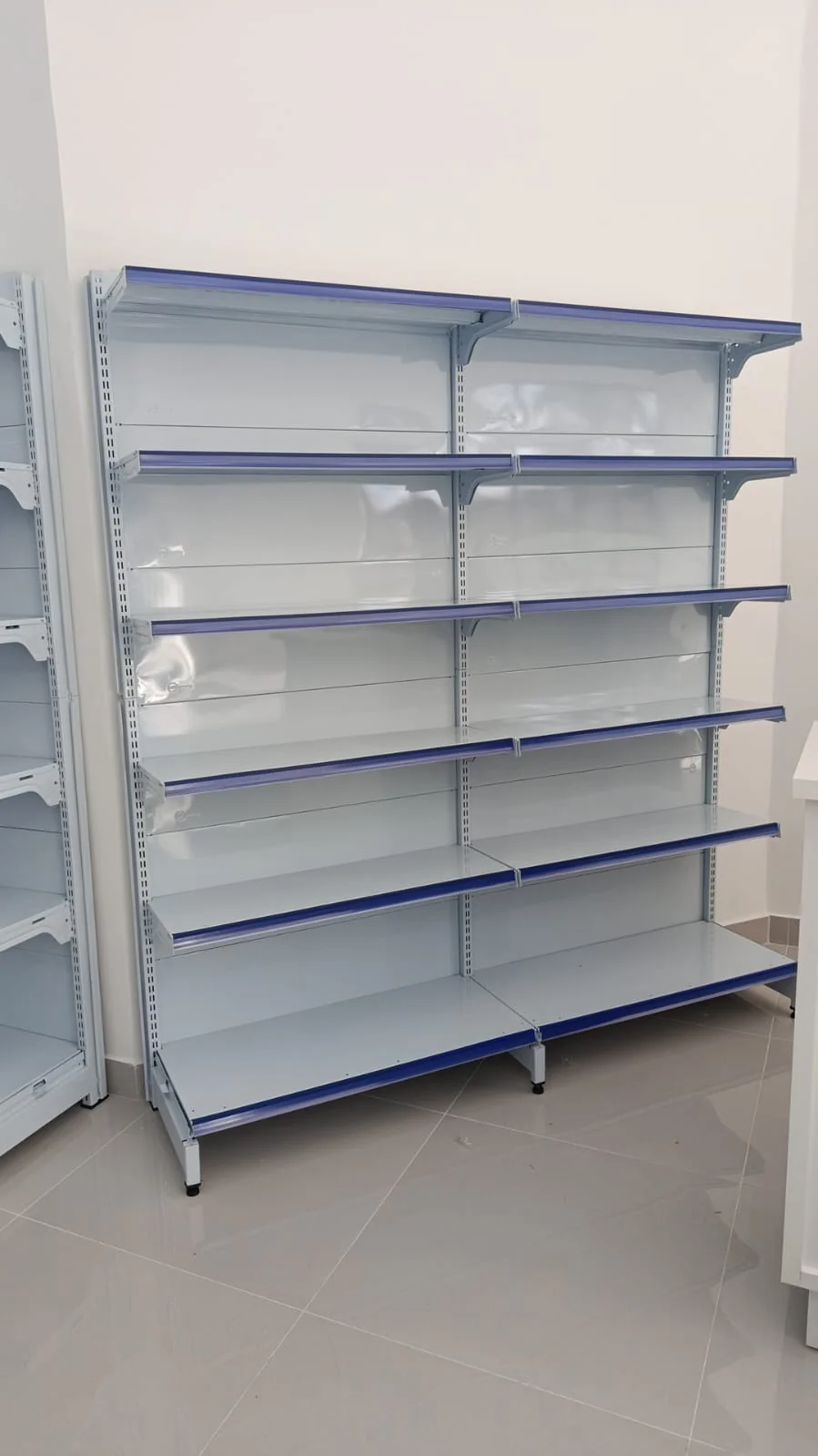 Sistema de gôndolas modulares configurado em loja de varejo em Campo Grande MS