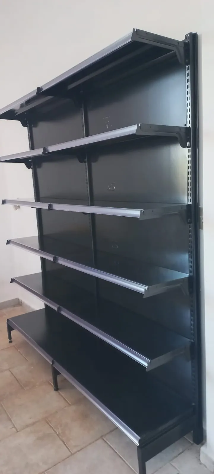 Réguas e Ganchos para gôndolas - Sistema de fixação versátil
