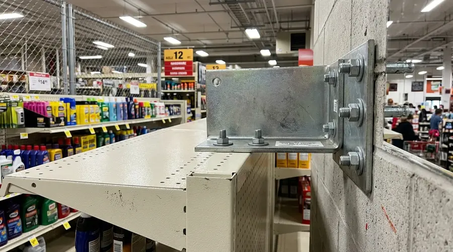 Suporte de aço galvanizado reforçado fixado à parede para travamento anti-tombamento de gôndola em loja infantil