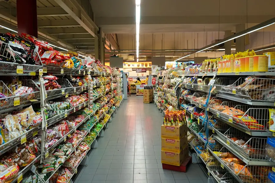 Gôndolas de supermercado em estrutura metálica